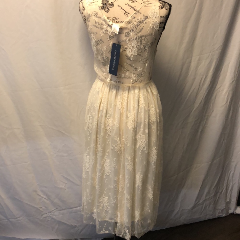 Lace dress w/skirt lining. - Picture 4 of 5